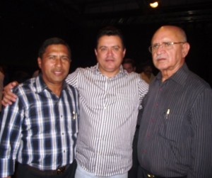 Candidato Carlito Santos, deputado Rigo Teles e seu pai, prefeito Nenzim