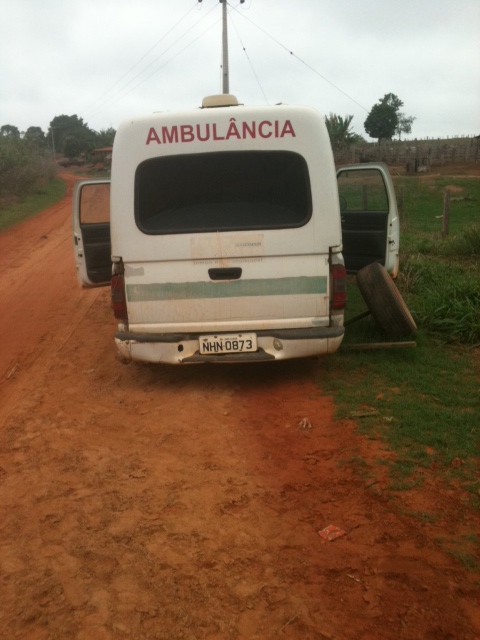 Ambulância abandonada na zona rural de João Lisboa há mais de 30 dias.