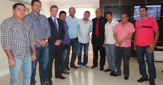 Prefeito Hernando Macedo, deputado Roberto Costa, secretário Aluísio Mendes, e os vereadores durante a reunião