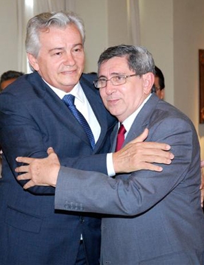 http://www.luispablo.com.br/wp-content/uploads/2013/11/Presidente-da-AL-Arnaldo-Melo-e-o-vice-governador-Washington-Oliveira.jpg