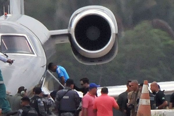 Momento em que os presos foram conduzidos para dentro do avião que os levou até Mato Grosso do Sul