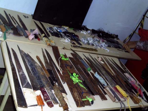 Serras, facas, 70 chuços e dois revólveres foram achados durante a vistoria