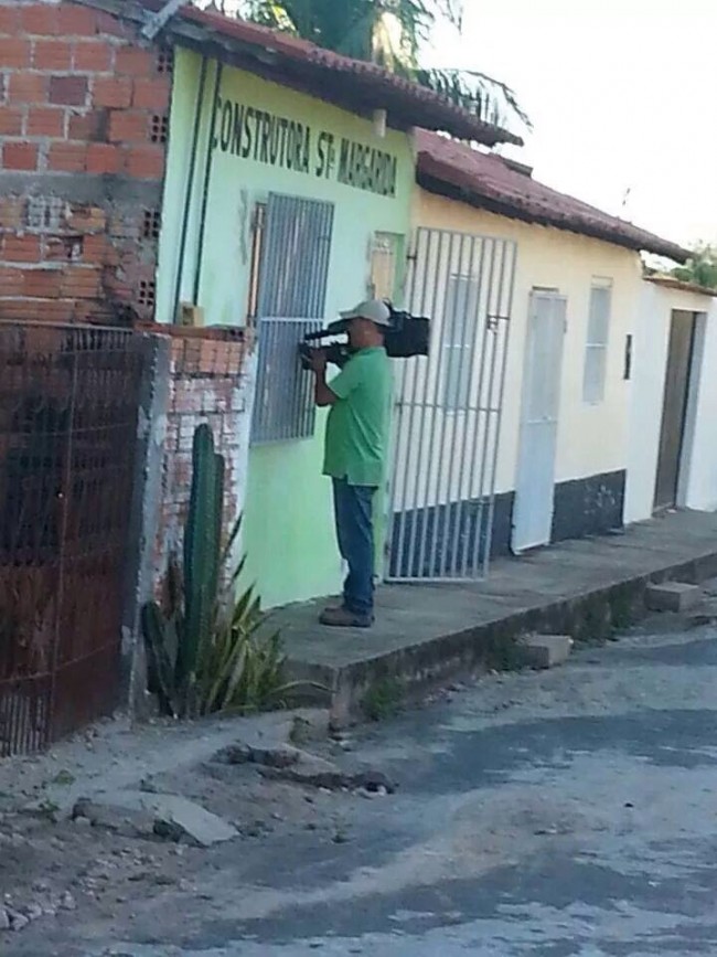 Cinegrafista da Globo filmando a sede da empresa