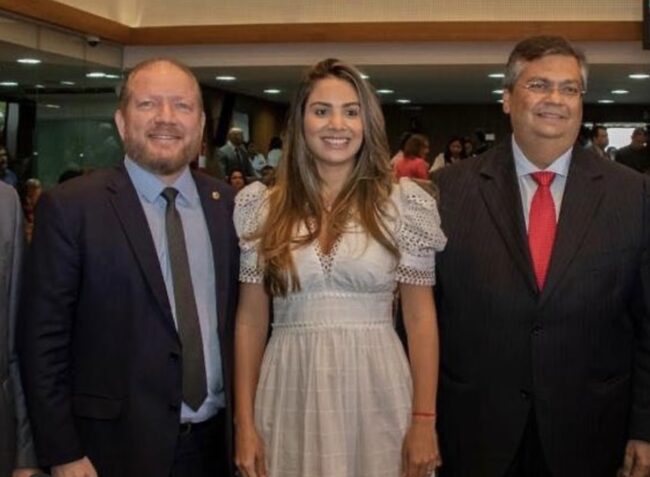 Othelino Neto ao lado da esposa Ana Paula e do governador Flávio Dino